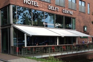 Horeca terras met textiele overkapping in Delft.